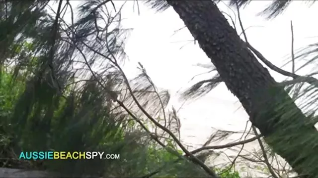 Fistertwister-Fisting Lesben schieben die reife nackte frauen am strand ganze Hand hinein