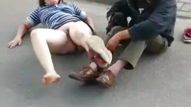 Er bringt Oma zum Spielen nach Hause reife schöne frauen nackt